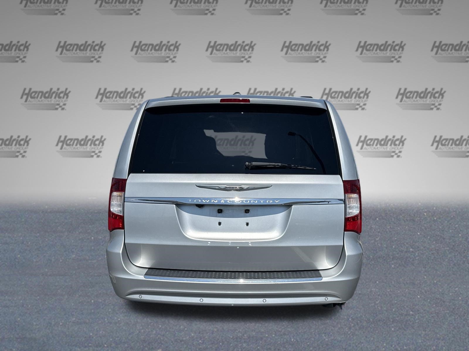 Used 2011 Chrysler Town & Country Touring-L w/ Entertainment Group #2 FWD image 8