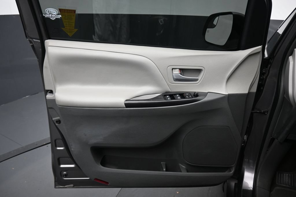 Used 2018 Toyota Sienna LE w/ Carpet Mat Package FWD image 9