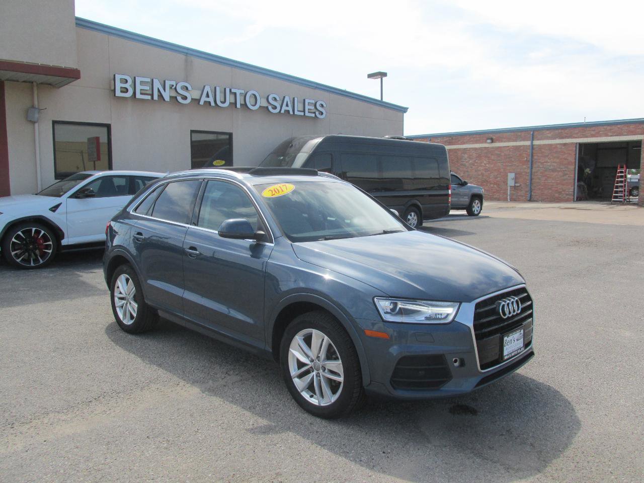 Used 2017 Audi Q3 2.0T Premium Plus w/ Premium Plus Package FWD image 4