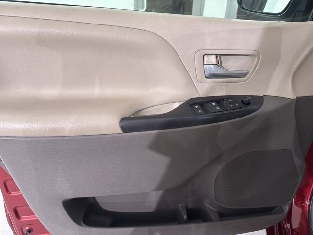 Used 2015 Toyota Sienna LE FWD image 18