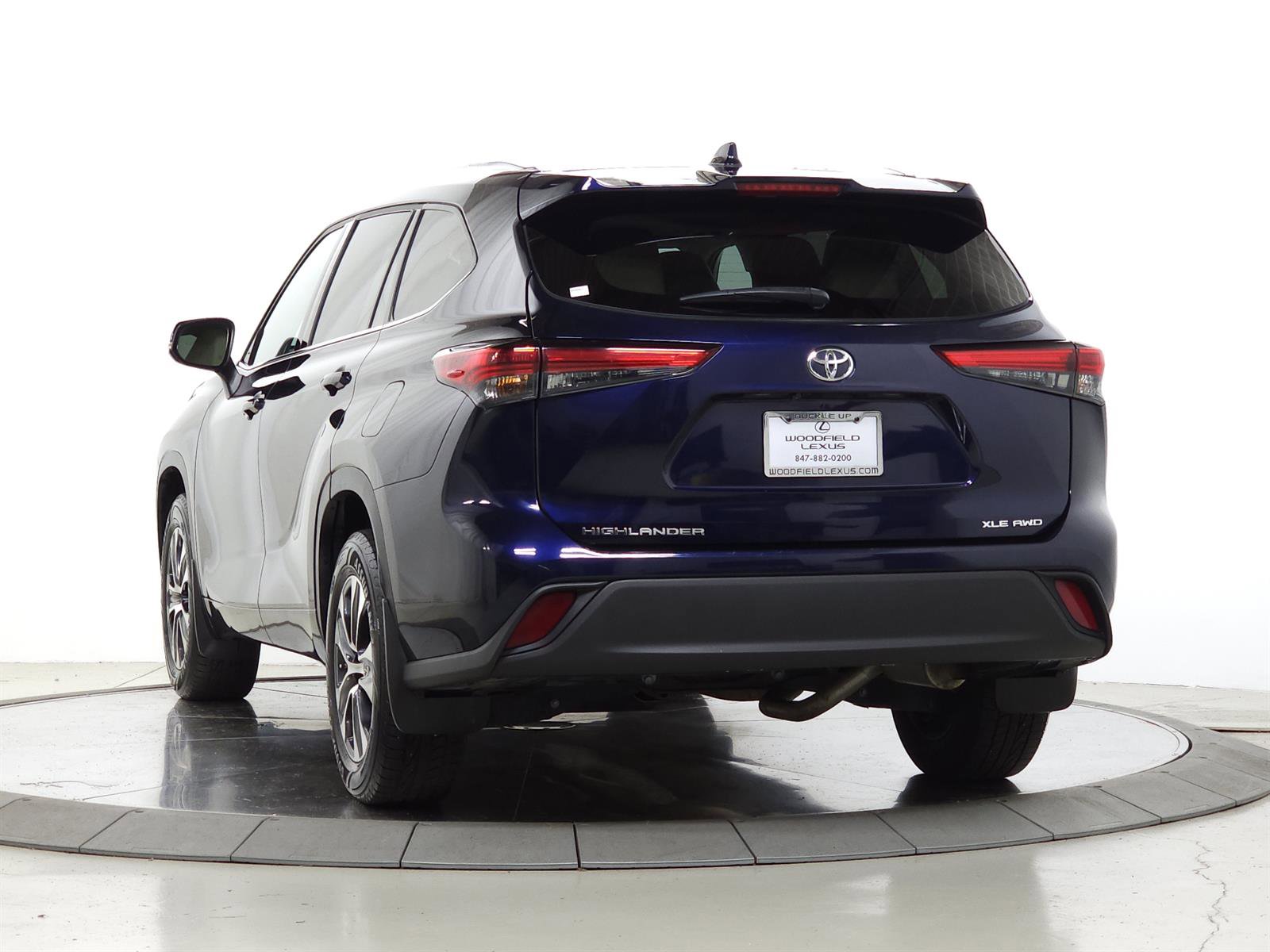 Used 2021 Toyota Highlander XLE AWD/4WD image 5