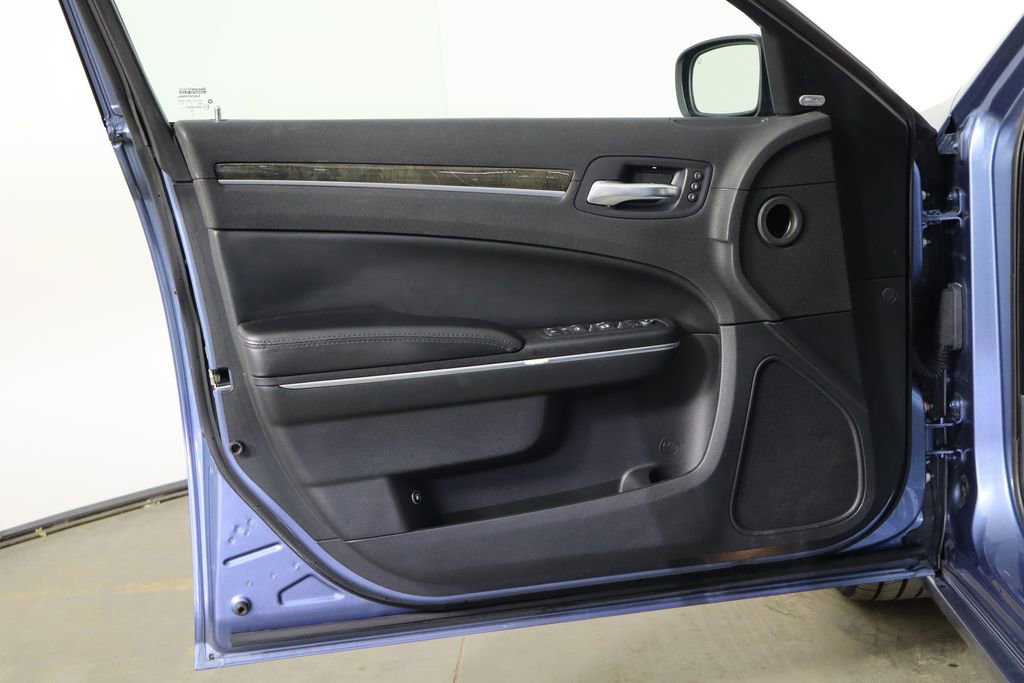 Used 2011 Chrysler 300 C RWD image 18