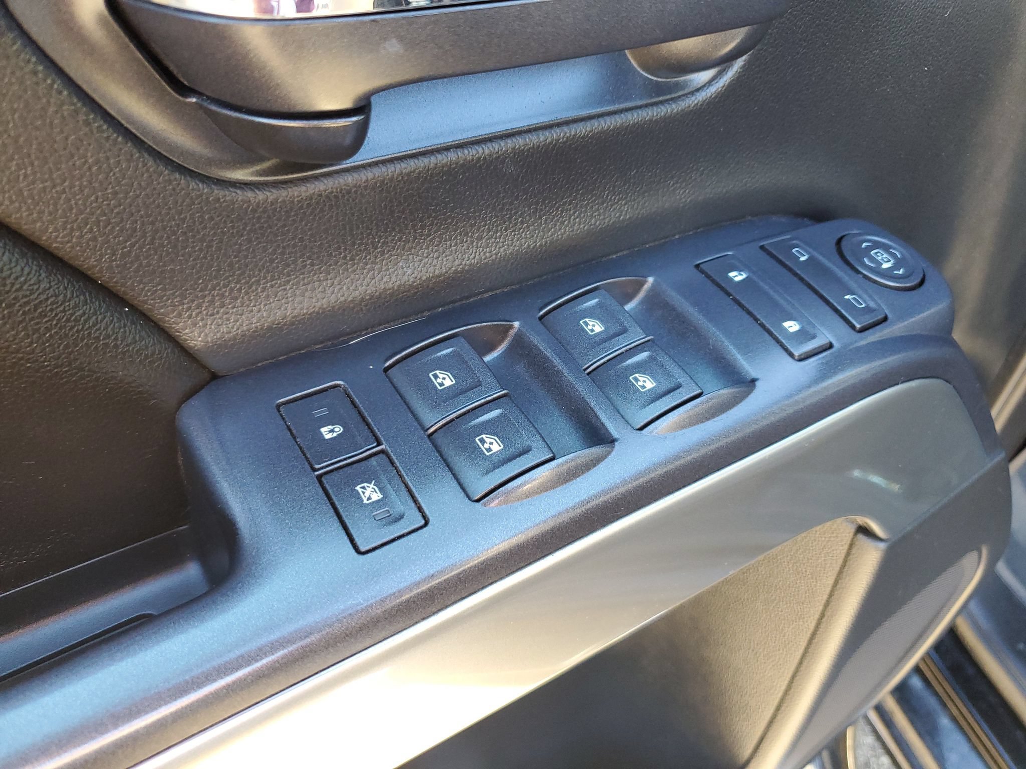 Used 2015 Chevrolet Silverado 1500 LT w/ LT Convenience Package AWD/4WD image 12