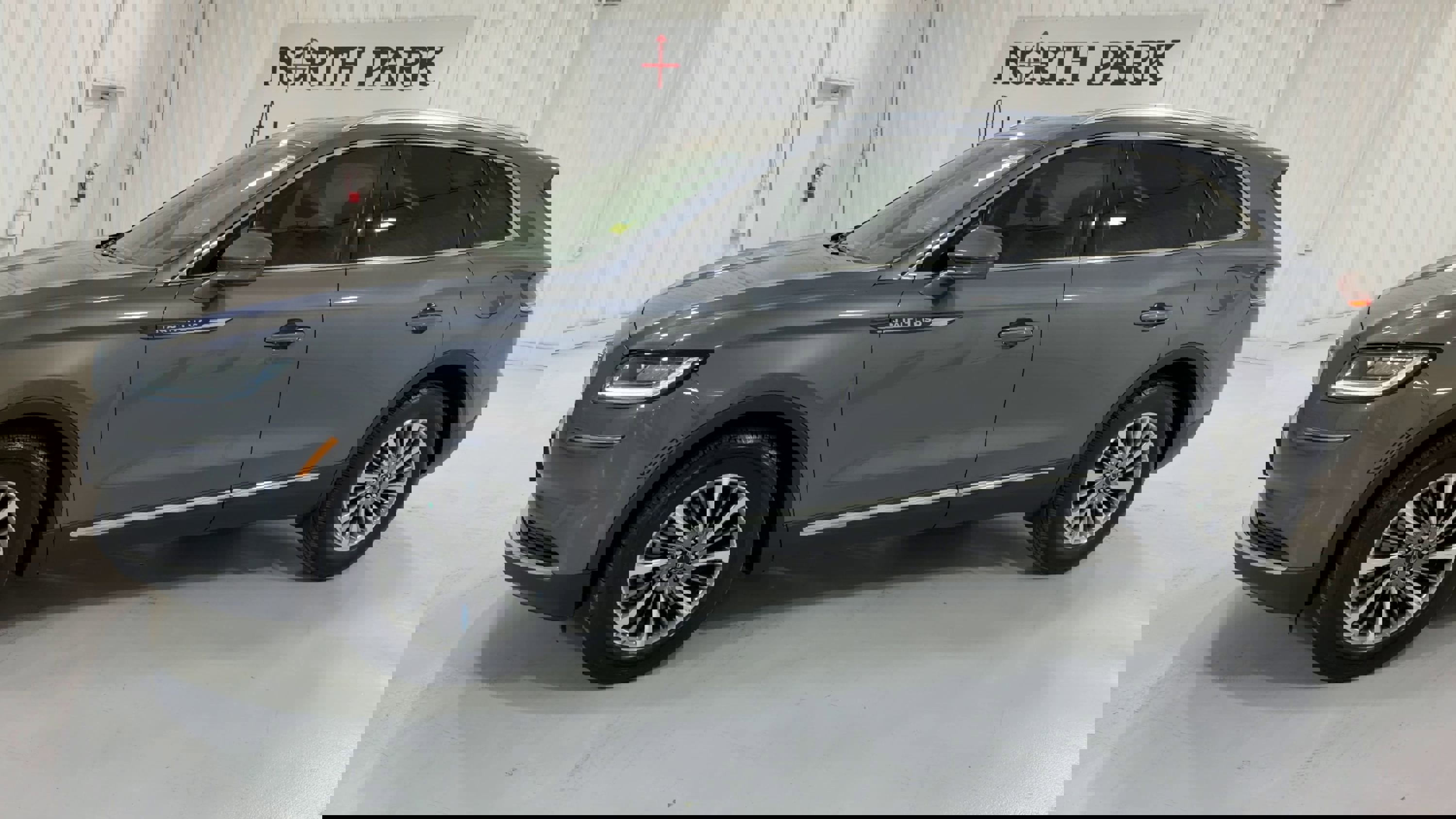 Used 2022 Lincoln Nautilus FWD w/ Premium Package image 6