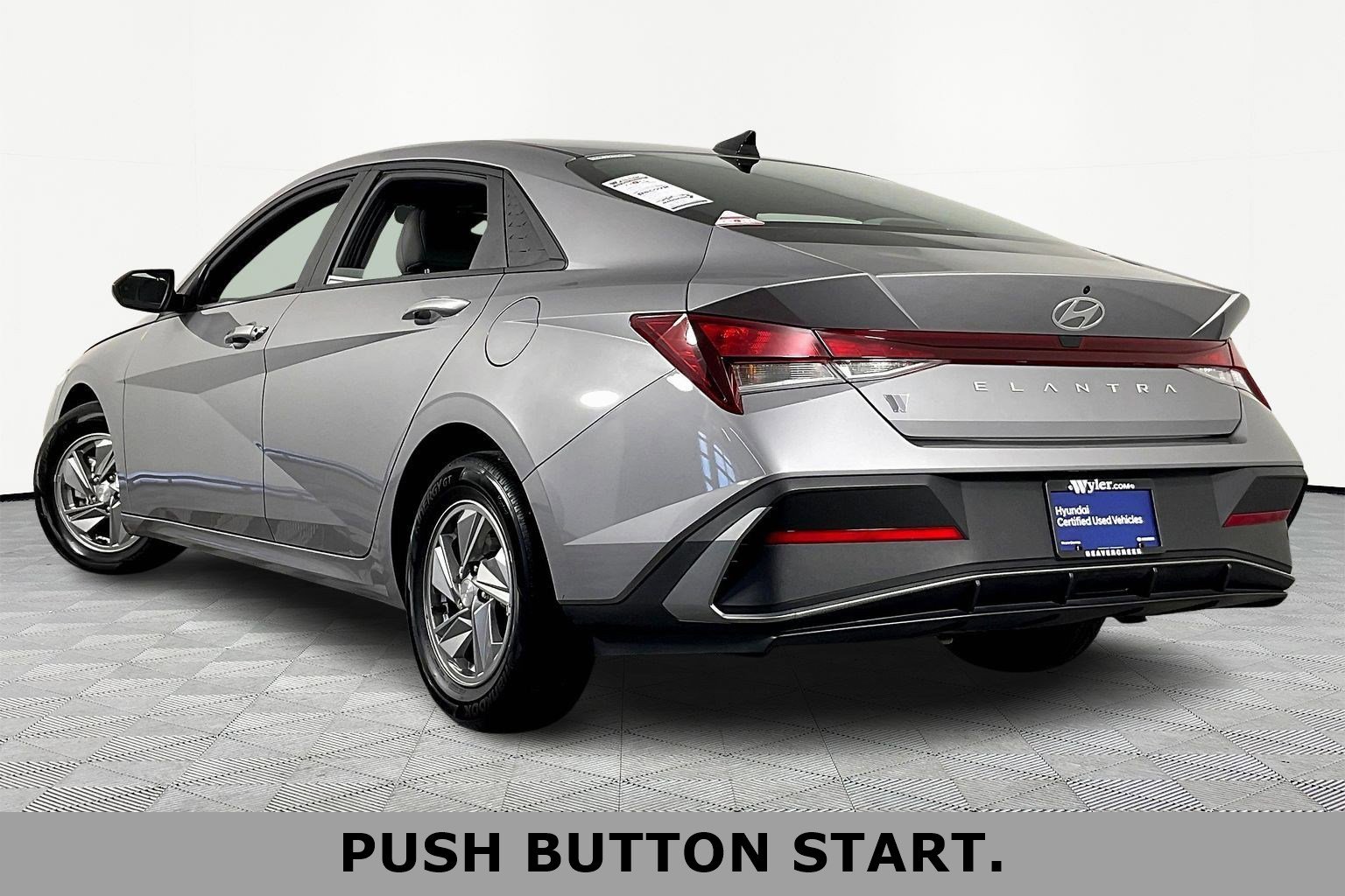 Used 2025 Hyundai Elantra SE image 4