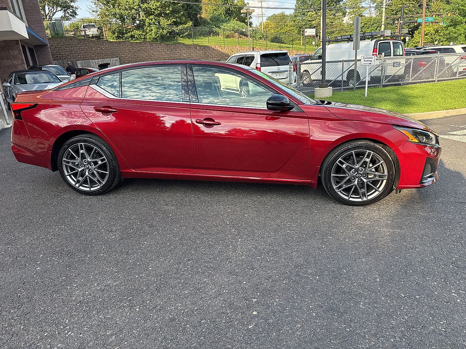 Used 2024 Nissan Altima 2.0 SR FWD image 3