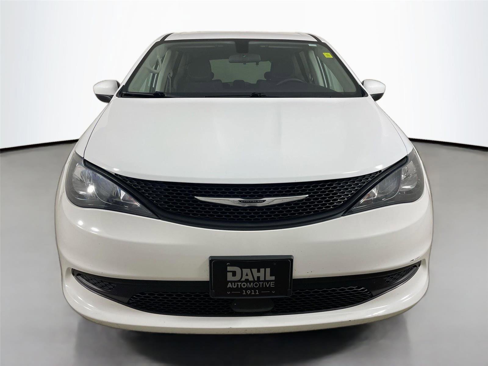 Used 2022 Chrysler Voyager LX image 3