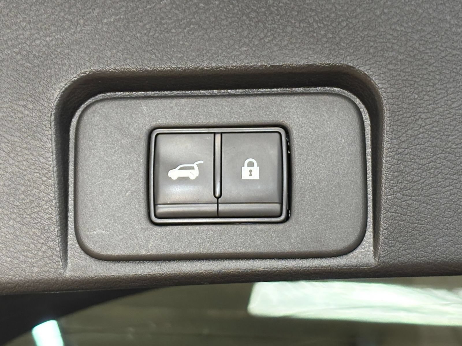 Used 2025 Nissan Rogue SV FWD image 22
