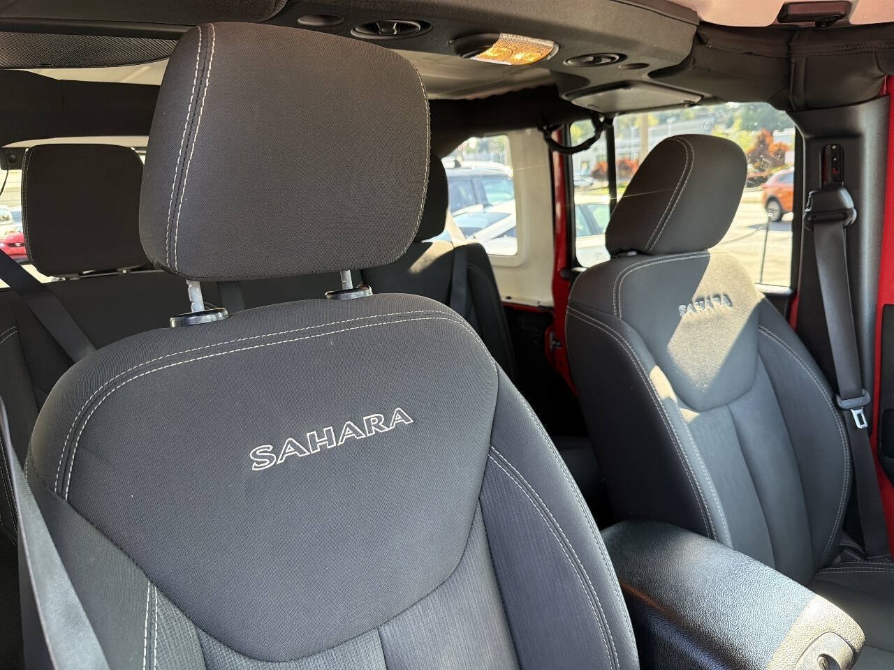 Used 2017 Jeep Wrangler Unlimited Sahara w/ Connectivity Group AWD/4WD image 17