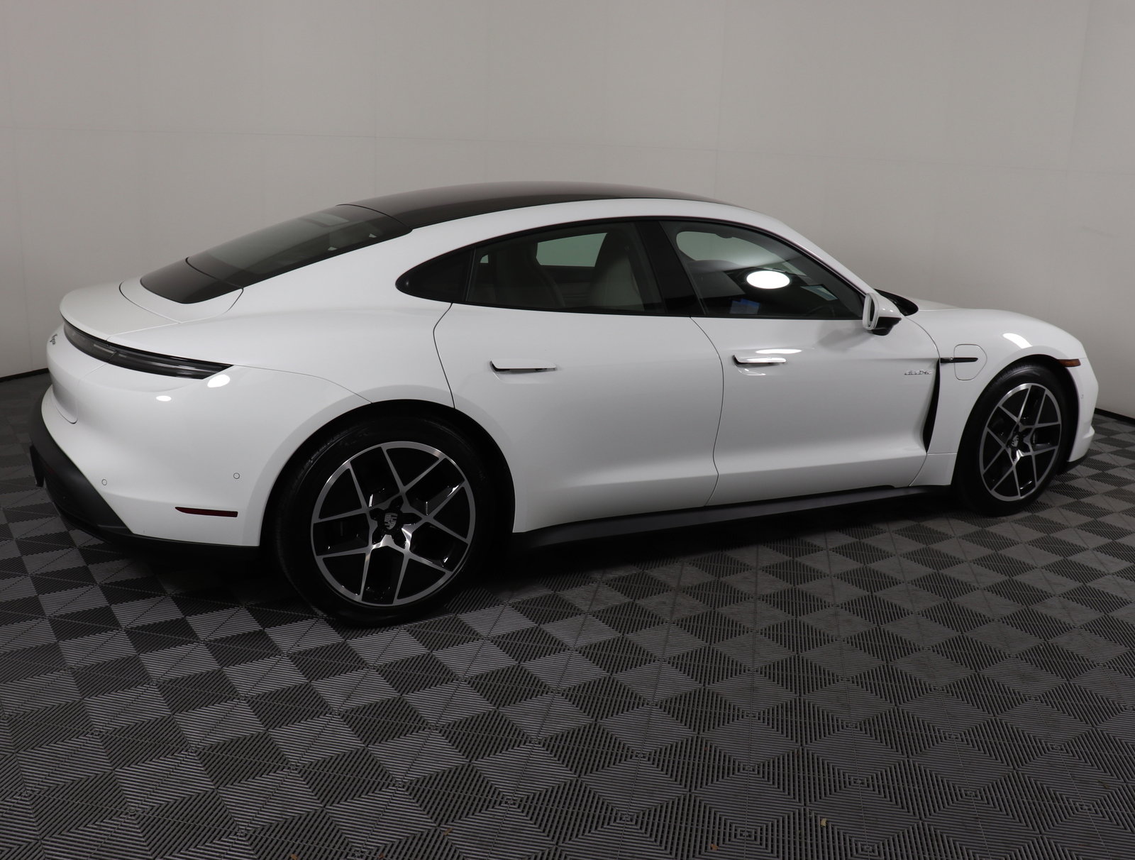 Used 2025 Porsche Taycan image 9