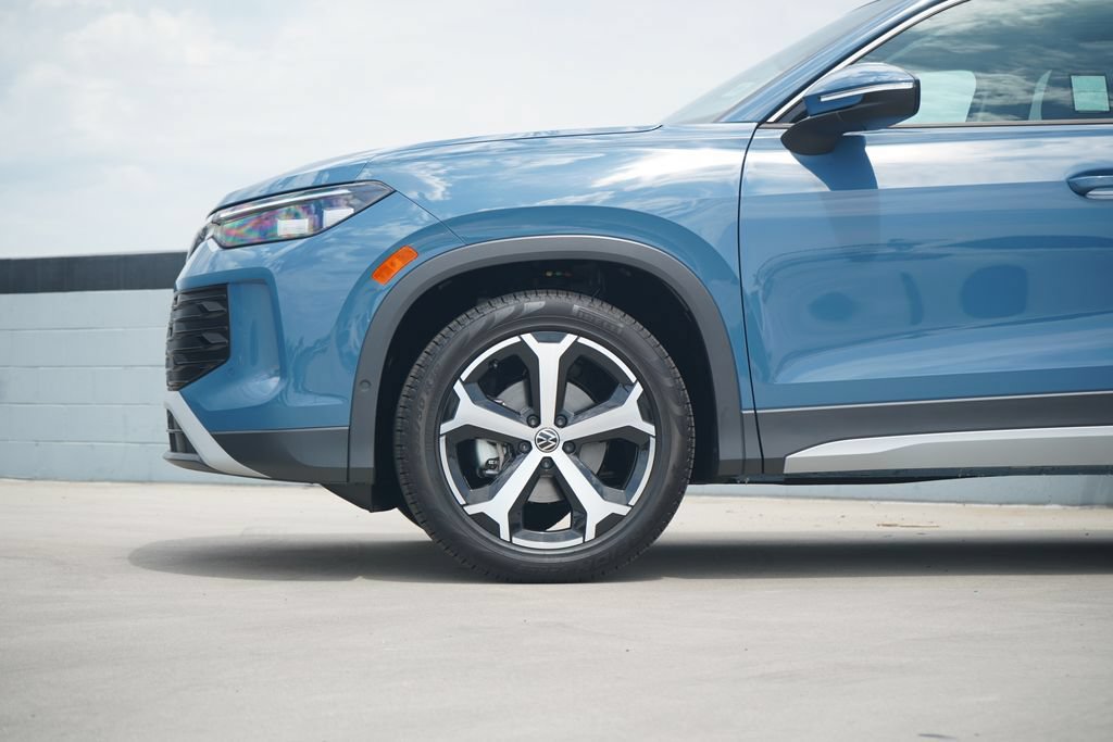New 2026 Volkswagen Tiguan SE FWD image 2