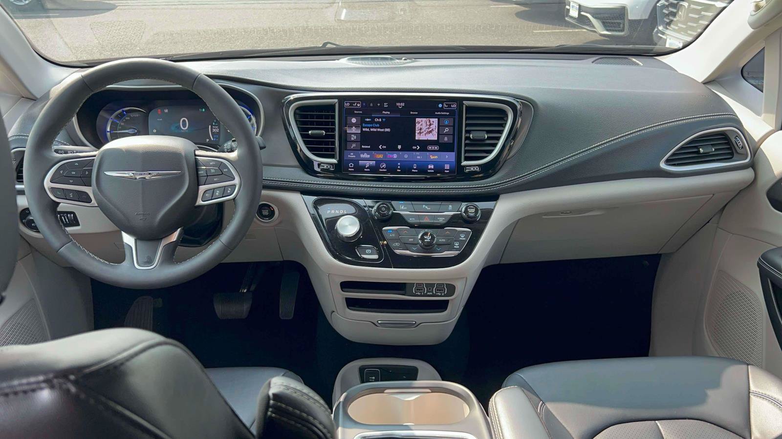 Used 2024 Chrysler Pacifica Limited FWD image 23