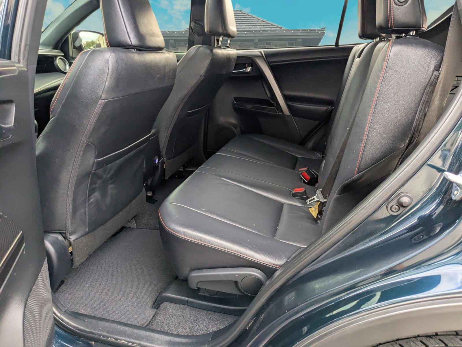 Used 2018 Toyota RAV4 SE w/ Power Extra Value Package FWD image 17