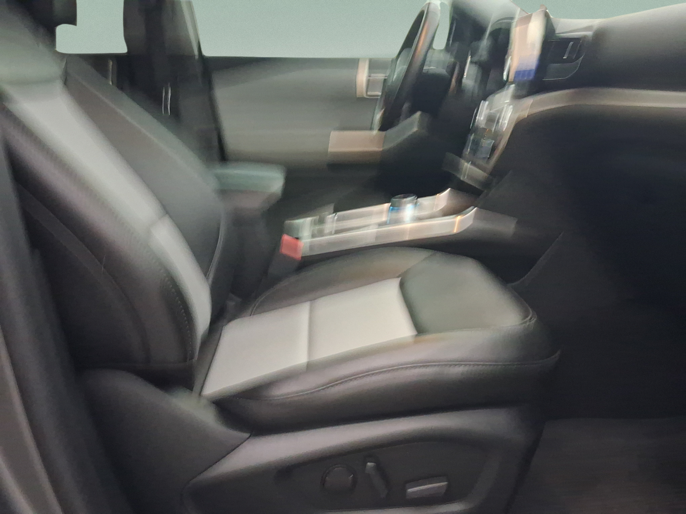 Used 2024 Ford Explorer XLT w/ Equipment Group 202A AWD/4WD image 30