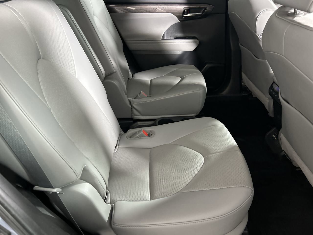 Used 2021 Toyota Highlander Limited image 25