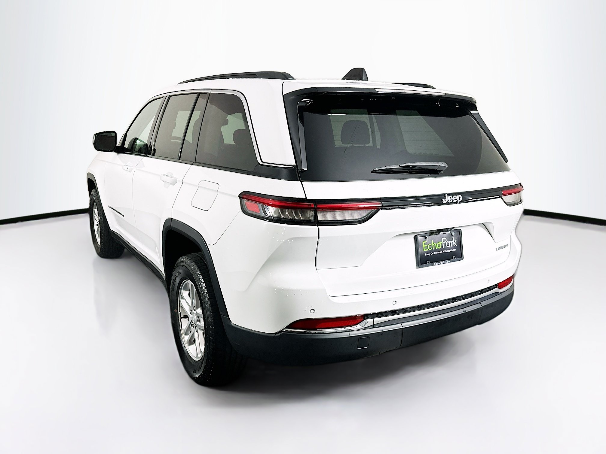 Used 2023 Jeep Grand Cherokee Laredo w/ Luxury Tech Group I RWD image 5