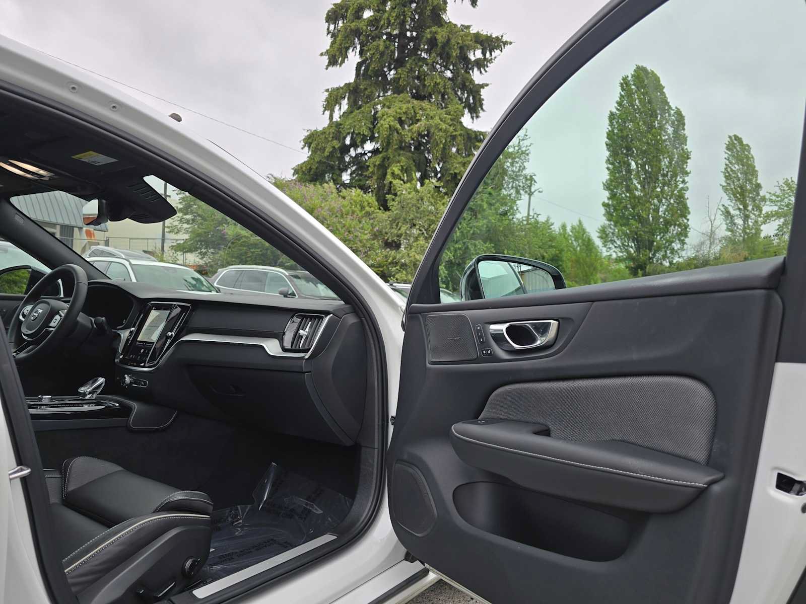 Certified 2023 Volvo S60 T8 Ultimate w/ Climate Package AWD/4WD image 12