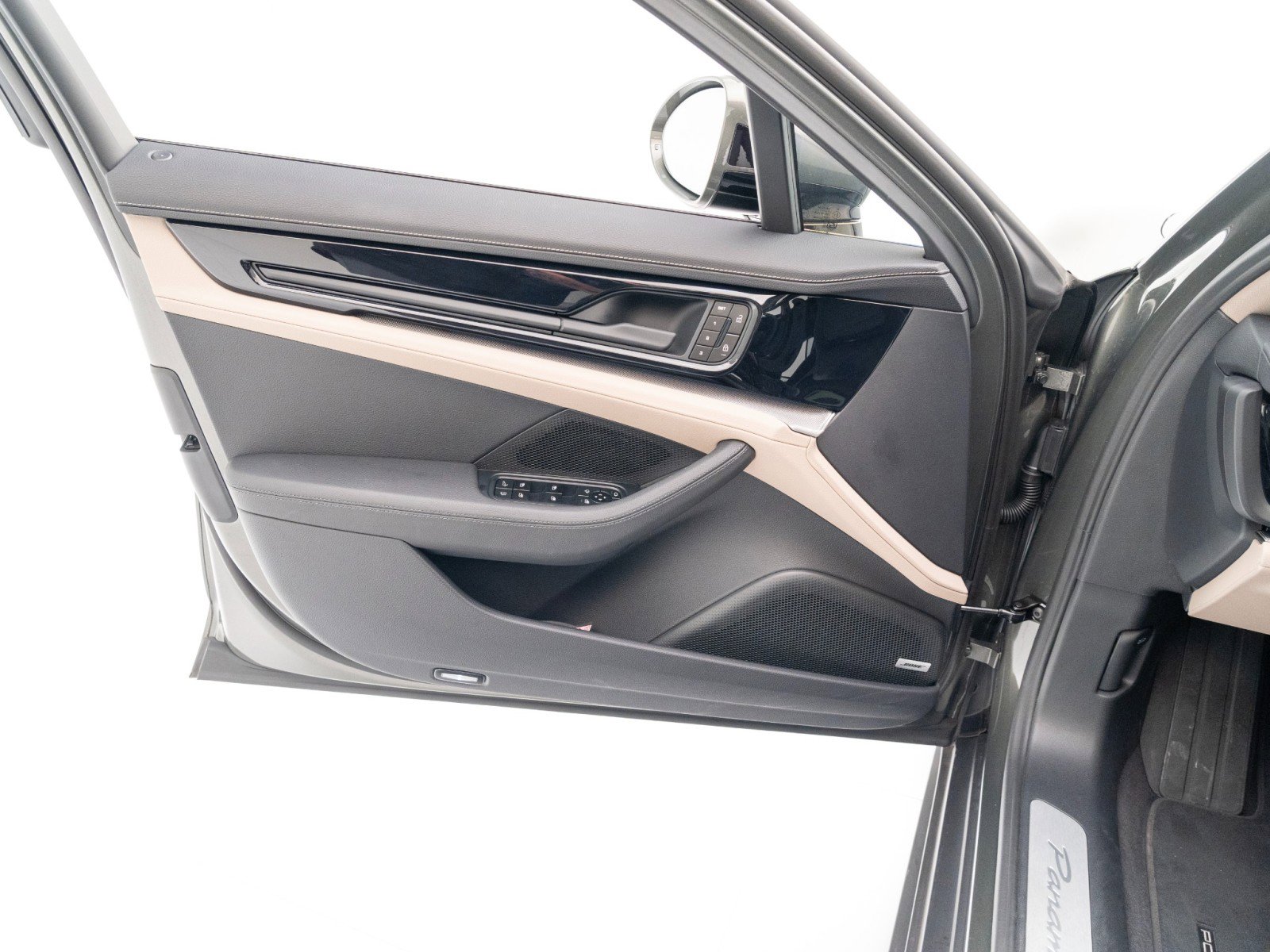 Used 2025 Porsche Panamera 4 image 24