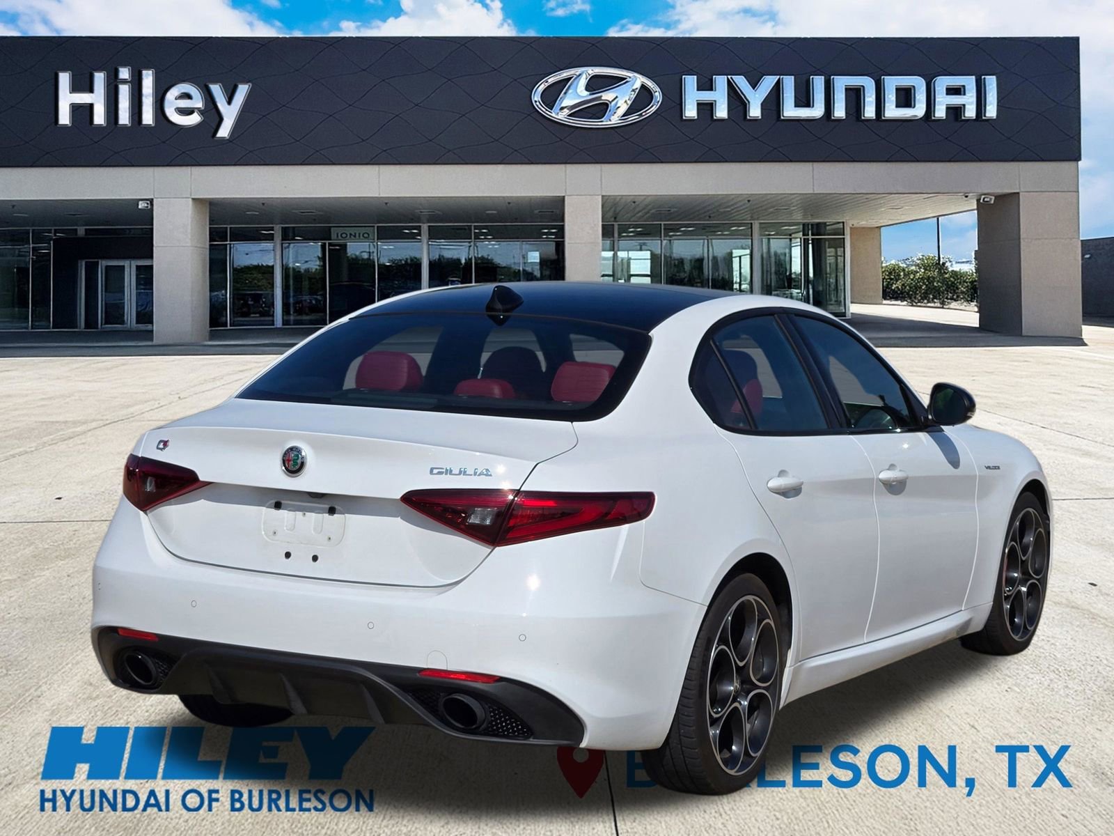 Used 2023 Alfa Romeo Giulia Veloce AWD/4WD image 4