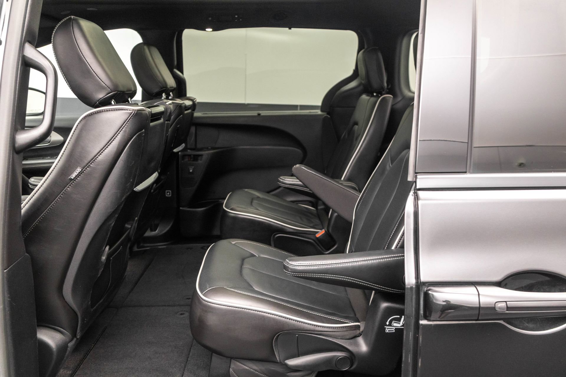 Used 2021 Chrysler Pacifica Limited w/ Uconnect Theater Family Group AWD/4WD image 32