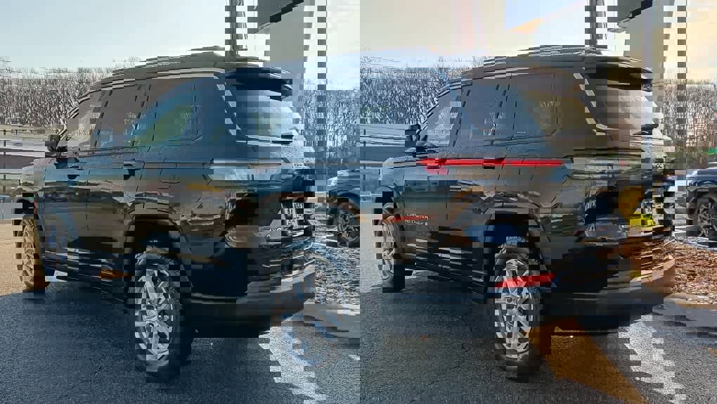 Used 2021 Jeep Grand Cherokee L Laredo w/ Luxury Tech Group I image 4