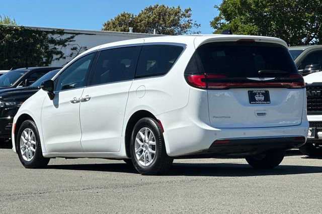 Used 2025 Chrysler Pacifica Select image 6