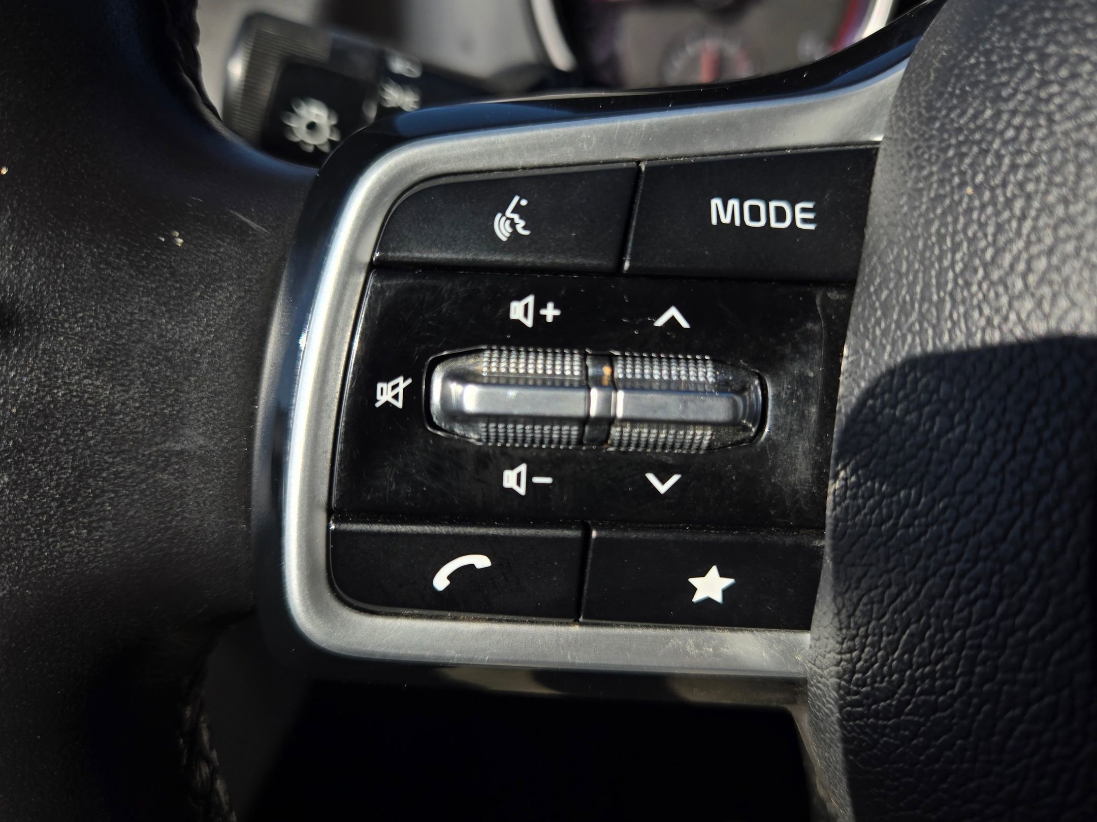 Certified 2023 Kia Carnival LX image 24