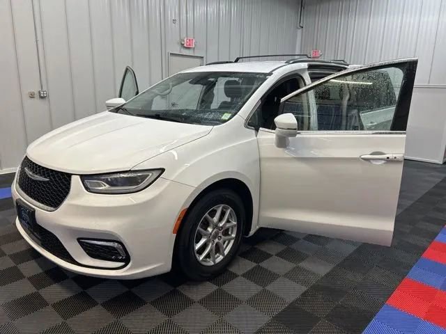 Used 2022 Chrysler Pacifica Touring-L image 13