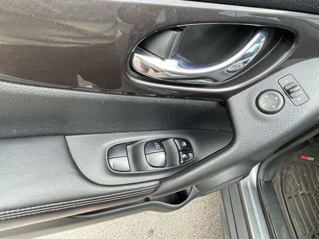 Used 2019 Nissan Rogue SV w/ Premium Package image 11