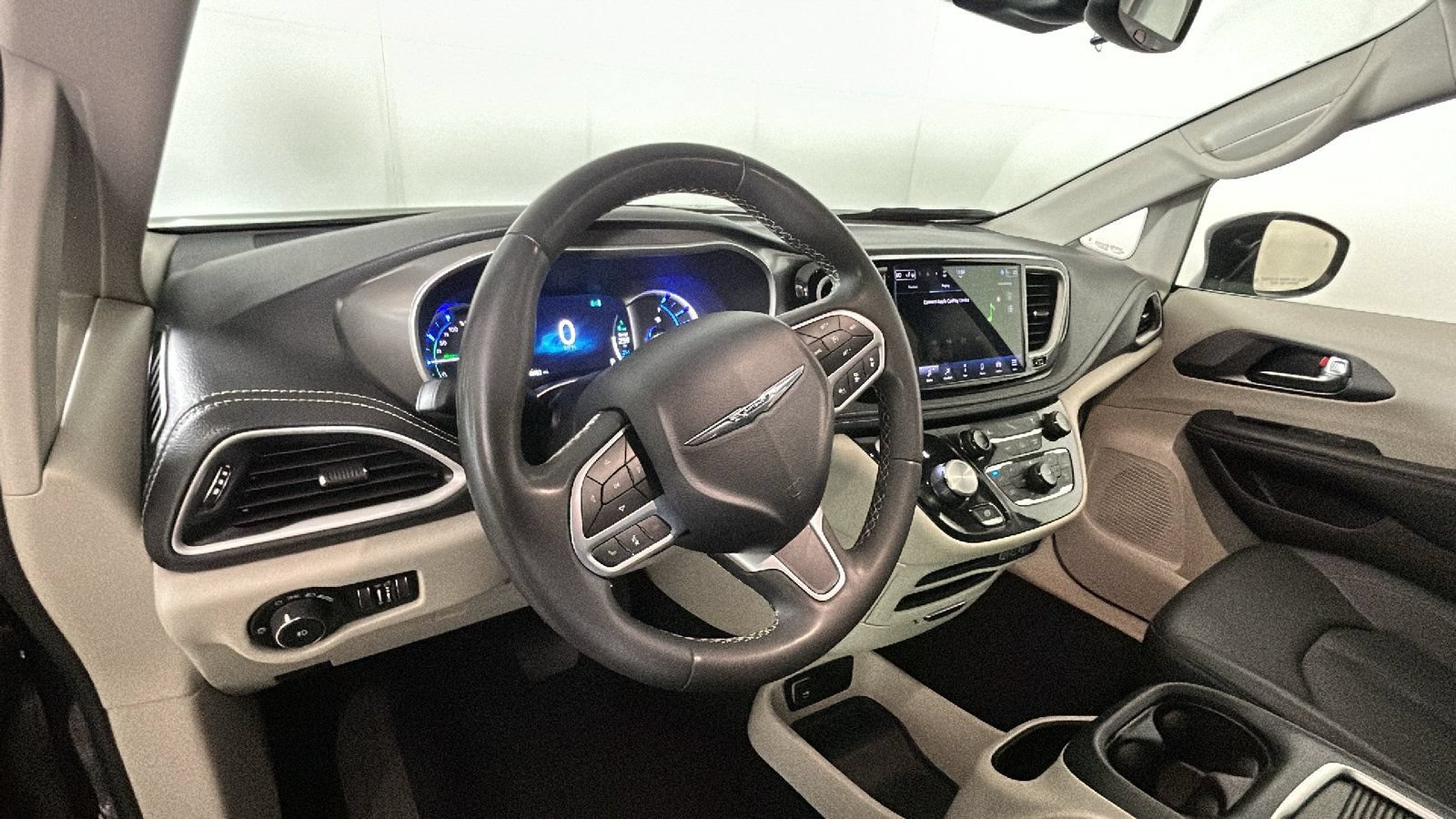 Used 2024 Chrysler Pacifica Limited FWD image 16