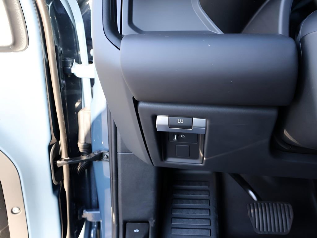 New 2026 Land Rover Defender 110 X-Dynamic SE image 34