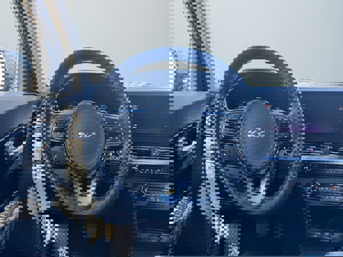 Used 2022 Kia Niro EX image 11