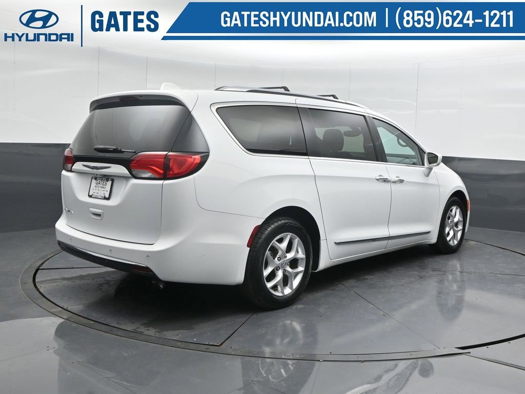 Used 2017 Chrysler Pacifica Touring-L Plus image 2