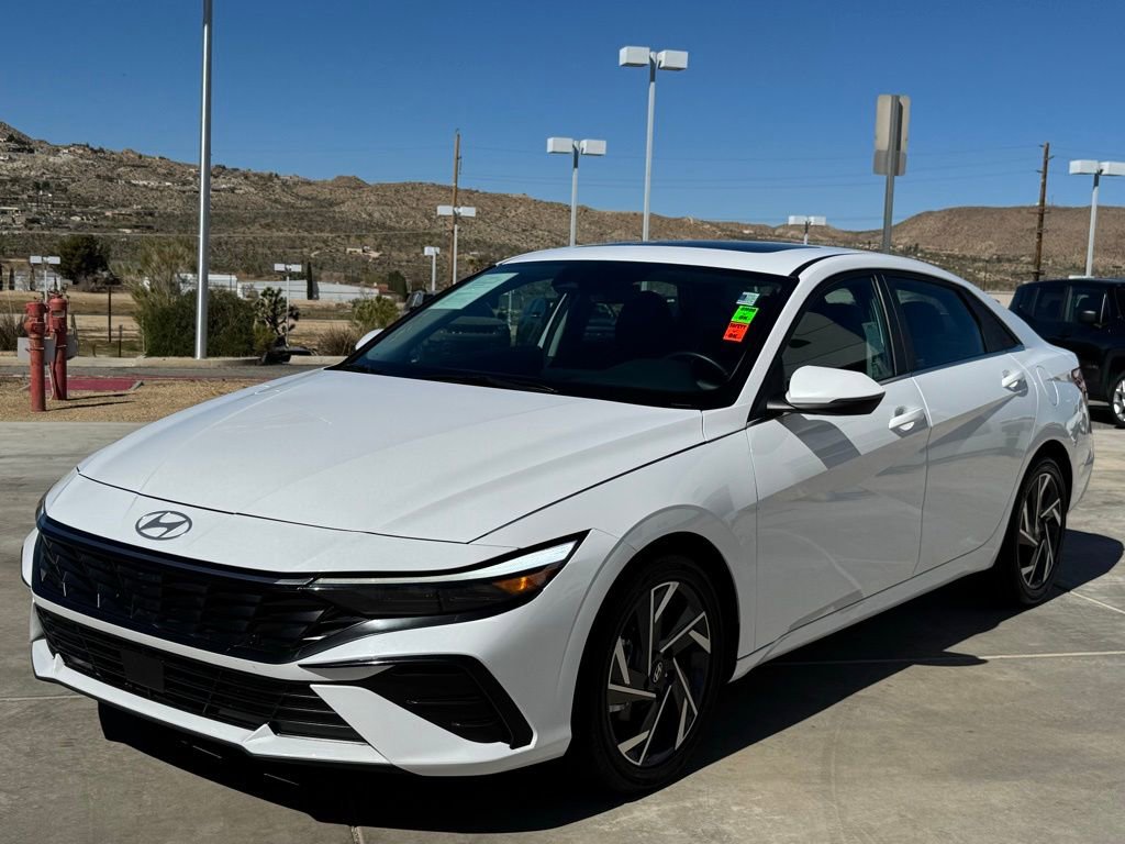 Used 2025 Hyundai Elantra Limited image 3