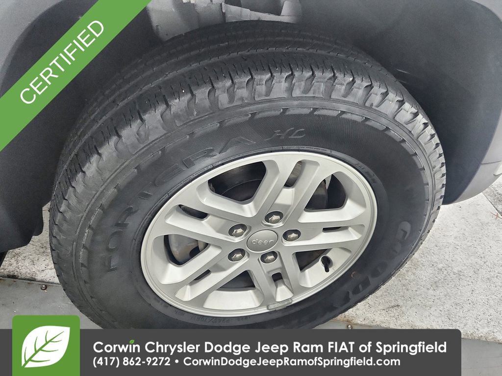 Used 2023 Jeep Grand Cherokee Laredo AWD/4WD image 31