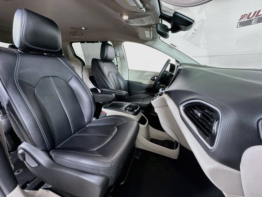 Used 2024 Chrysler Pacifica Touring-L FWD image 28