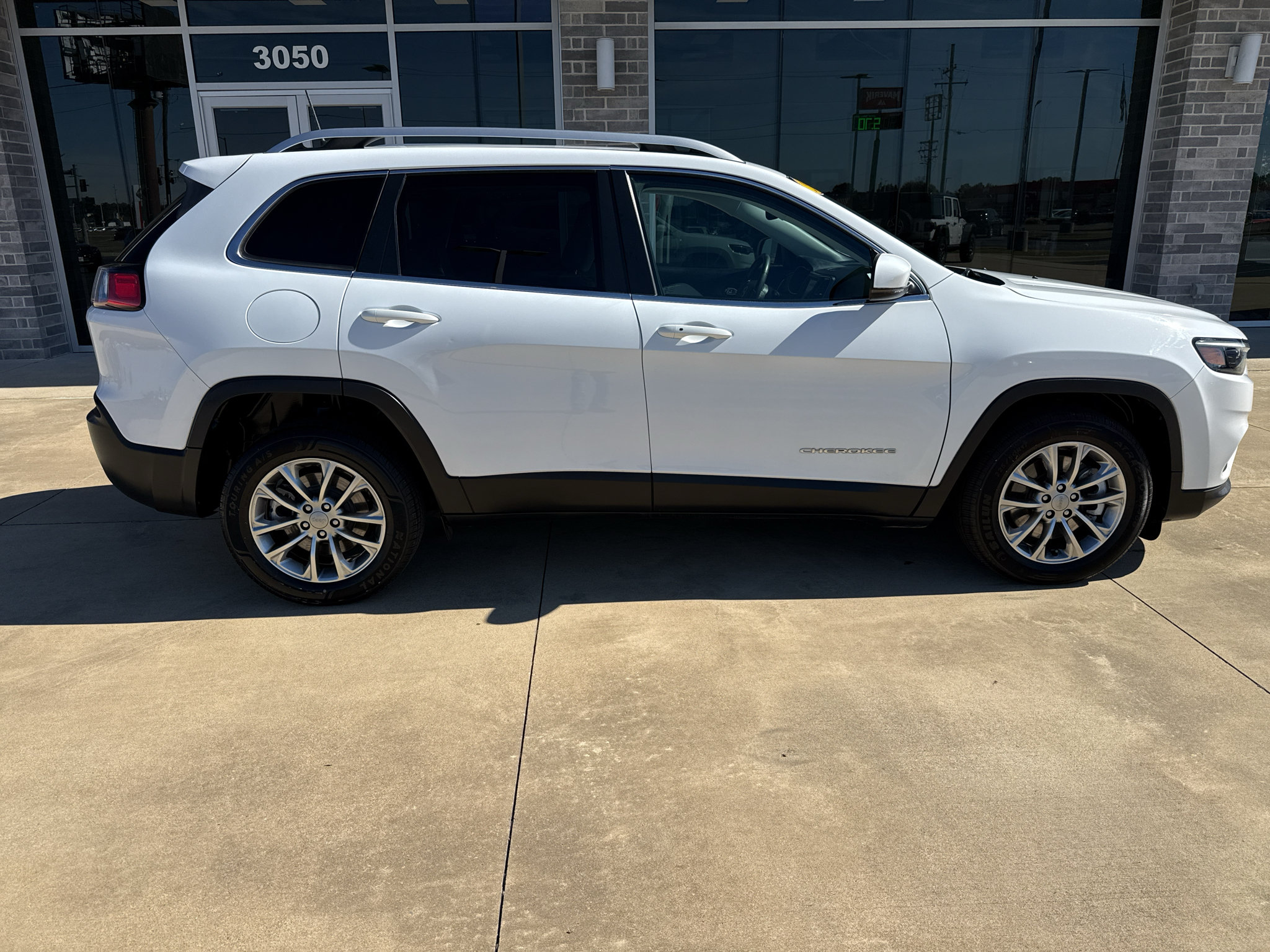 Used 2021 Jeep Cherokee Latitude Lux w/ Comfort/Convenience Group FWD image 8