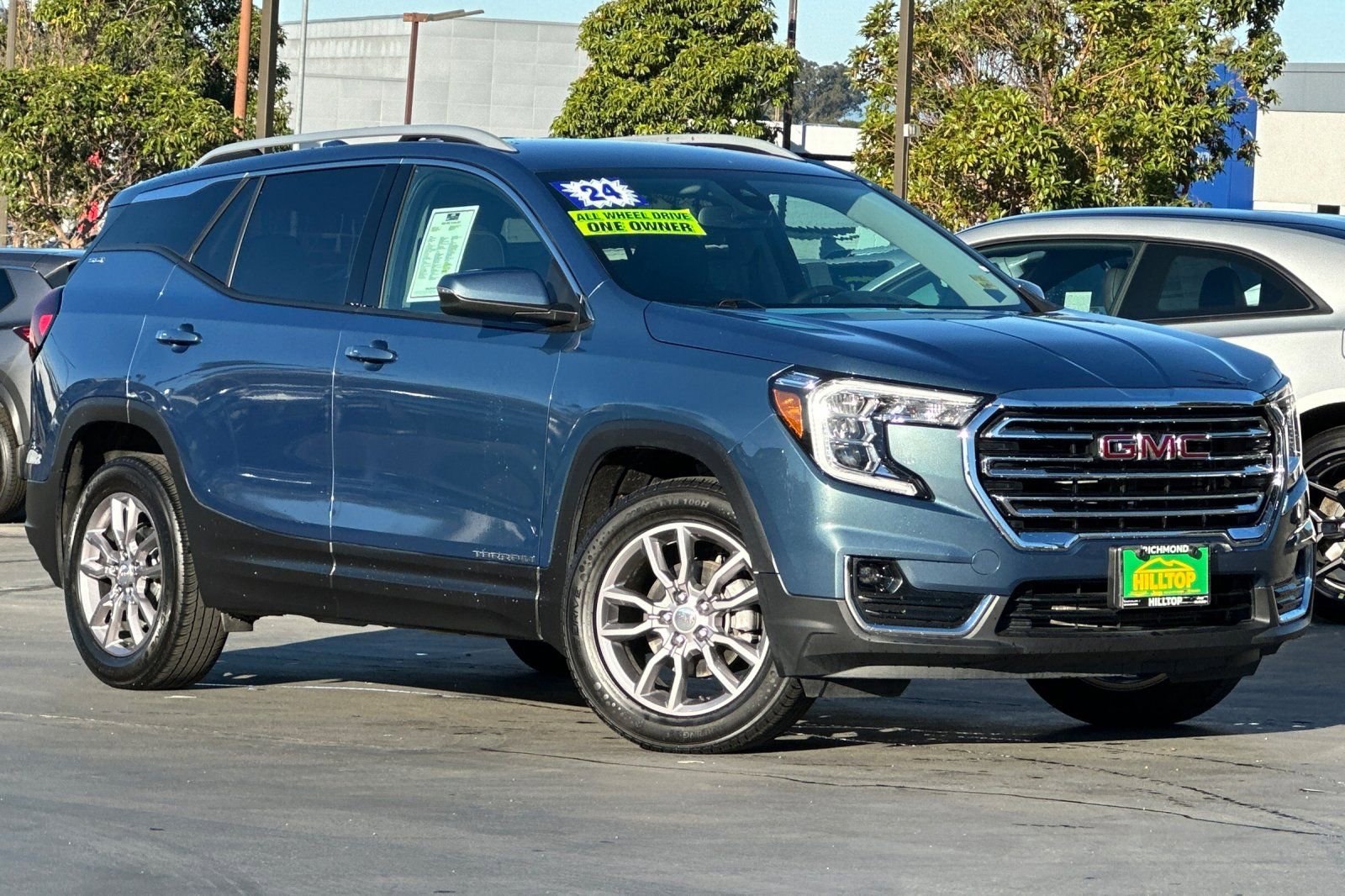 Used 2024 GMC Terrain SLT image 2
