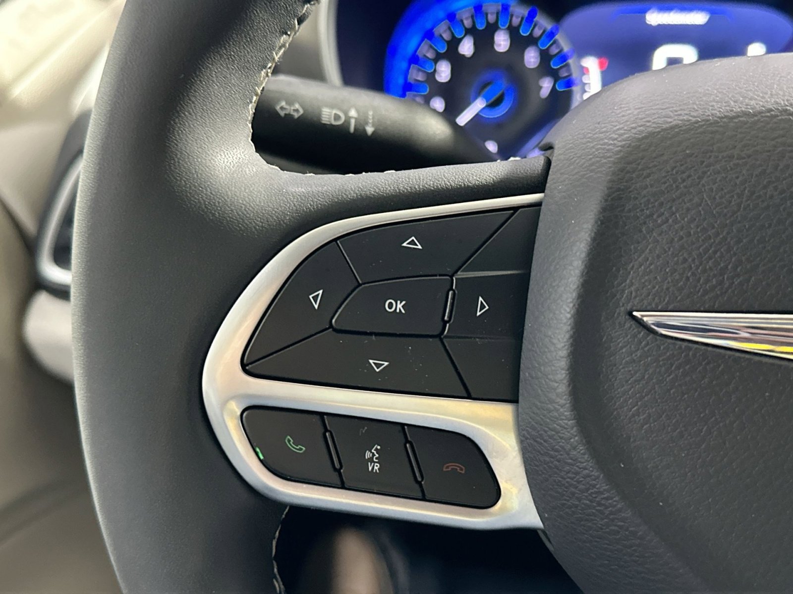 Used 2023 Chrysler Pacifica Touring-L image 21