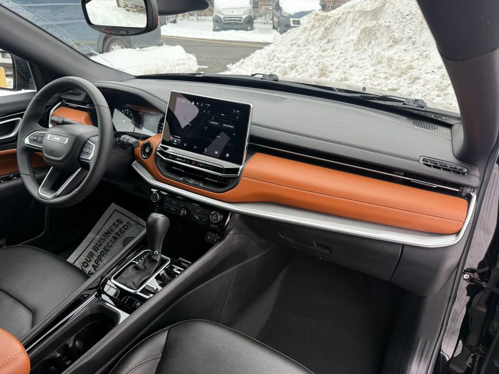 Used 2024 Jeep Compass Limited image 15