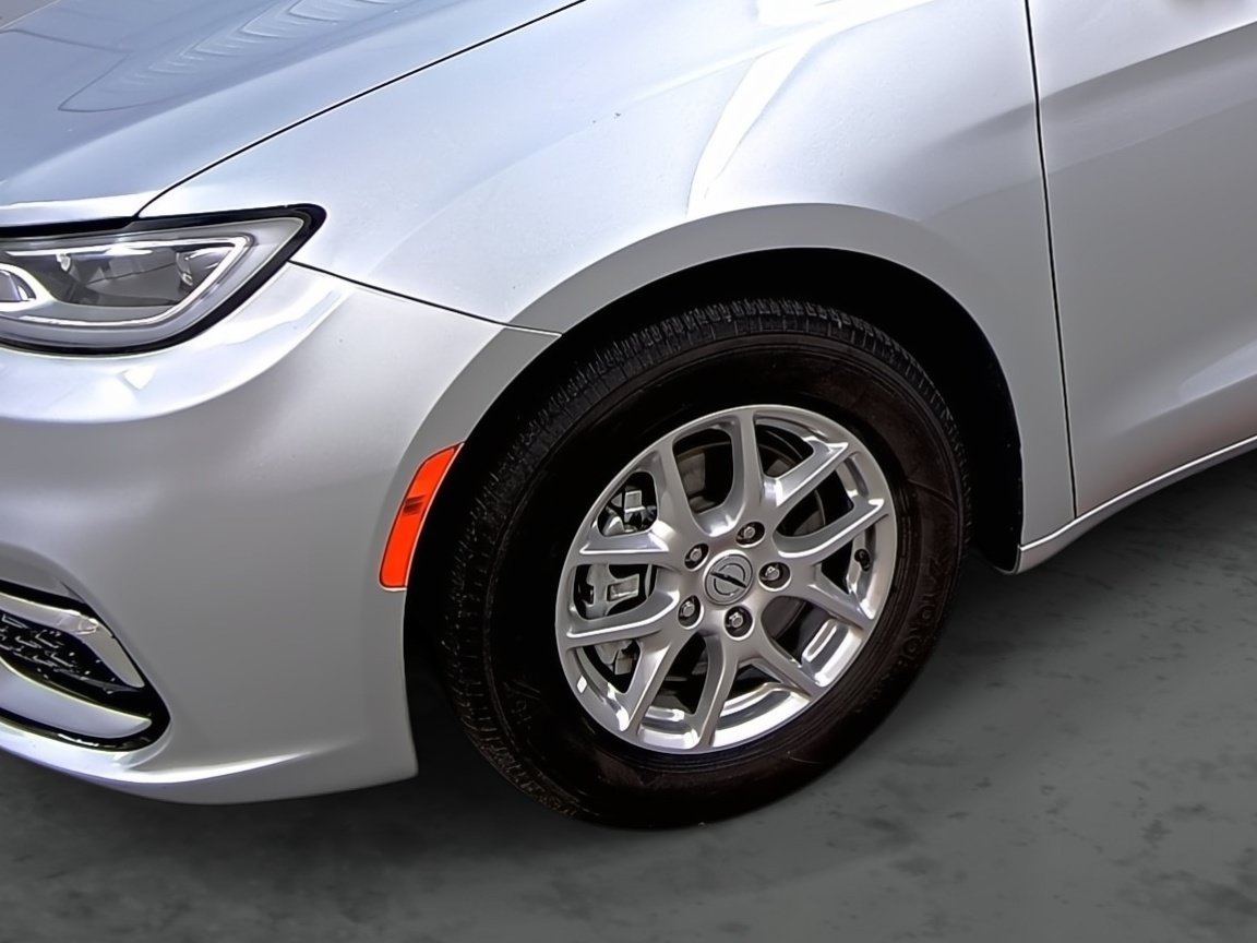 Used 2024 Chrysler Pacifica Touring-L FWD image 7