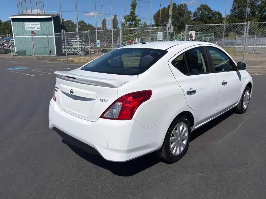 Used 2016 Nissan Versa SV FWD image 5