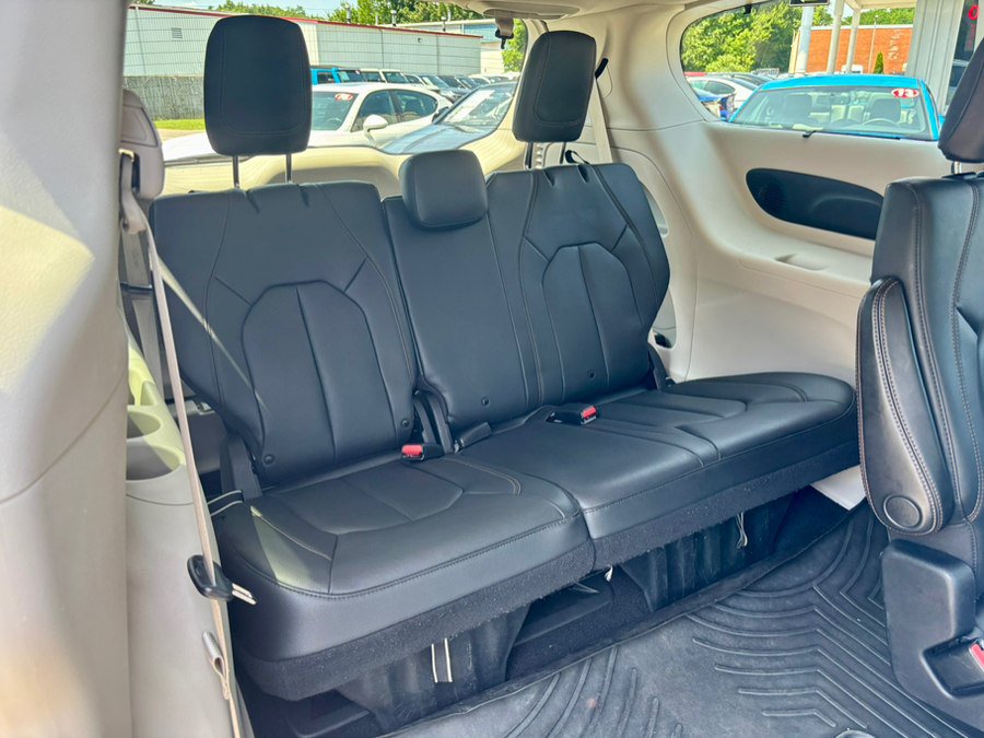 Used 2020 Chrysler Pacifica Touring-L Plus FWD image 18