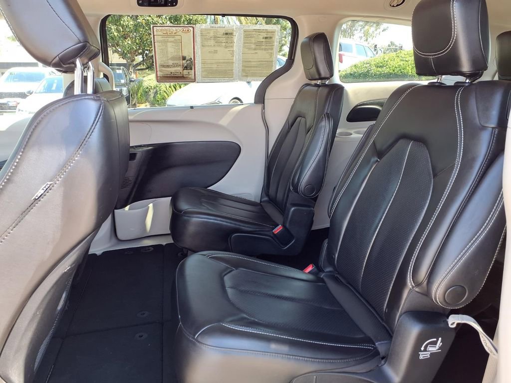 Used 2023 Chrysler Pacifica Touring-L image 11