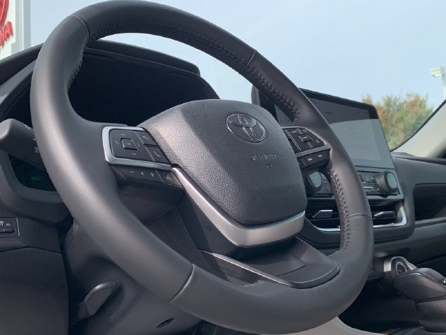Used 2026 Toyota Grand Highlander XLE FWD image 19