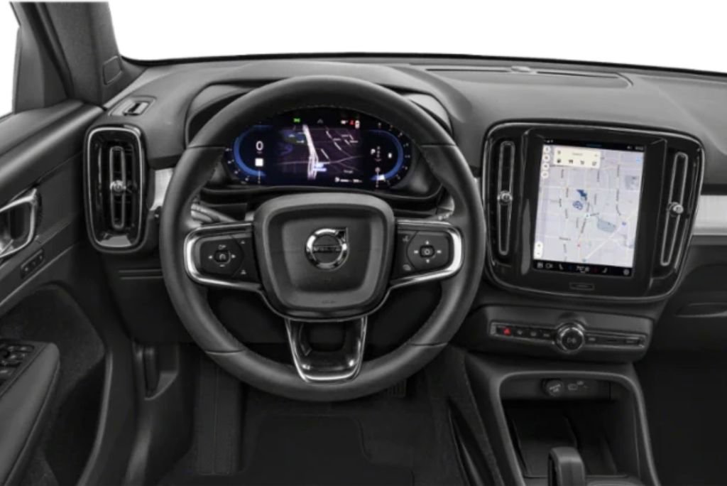 Used 2025 Volvo XC40 B5 Plus image 4