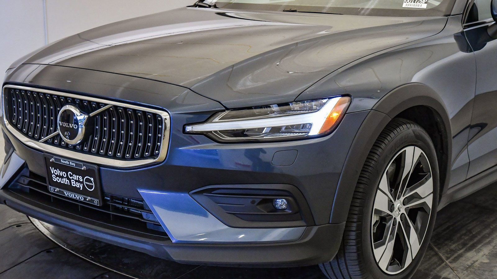 Certified 2024 Volvo V60 B5 Cross Country Plus image 8