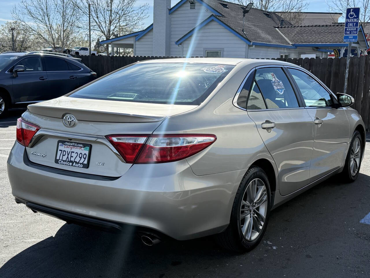Used 2016 Toyota Camry SE image 5
