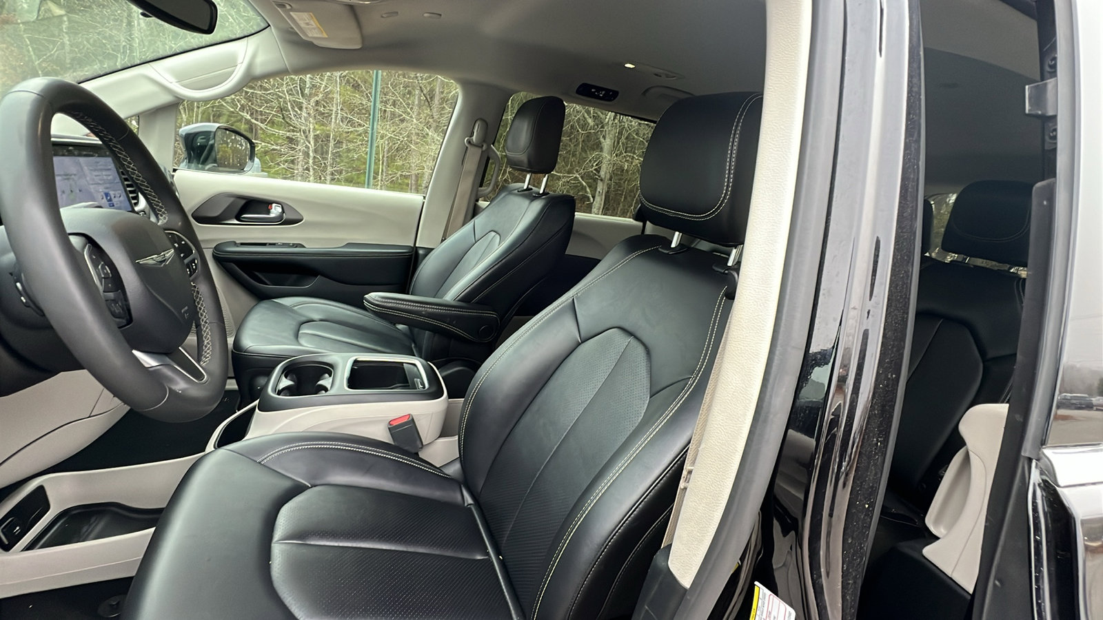 Used 2024 Chrysler Pacifica Touring-L image 17