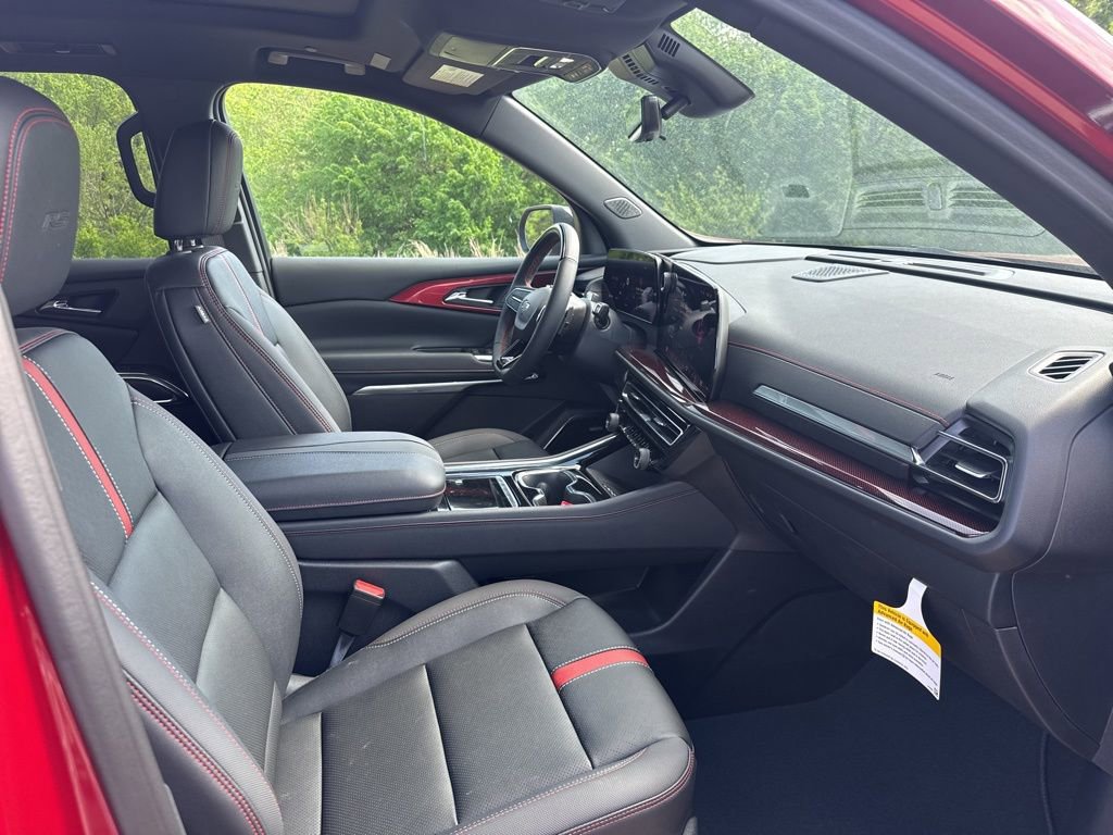 Used 2025 Chevrolet Traverse RS image 6